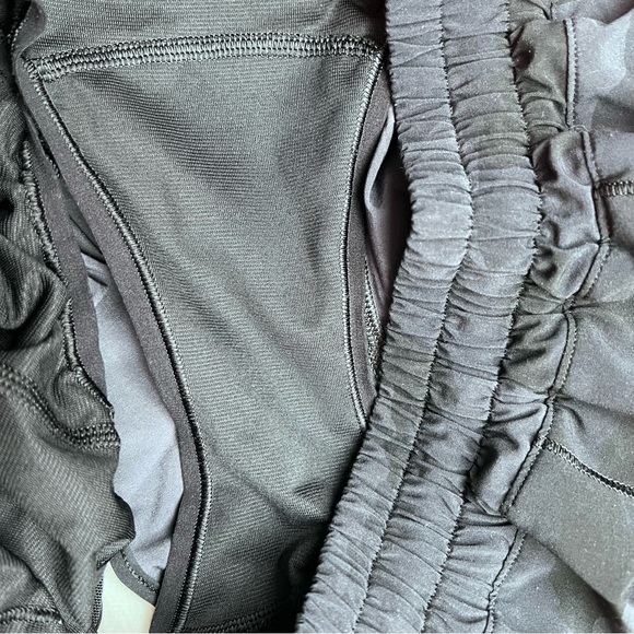 Lululemon Hotty Hot Low Rise Shorts 2.5” Black Multi Incognito Camo Size 10 Tall - Picture 11 of 13